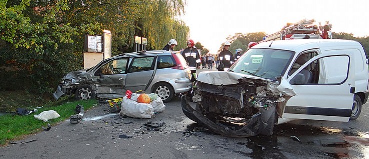 Wypadek. Dwie osoby w szpitalu, droga zablokowana - Zdjęcie główne