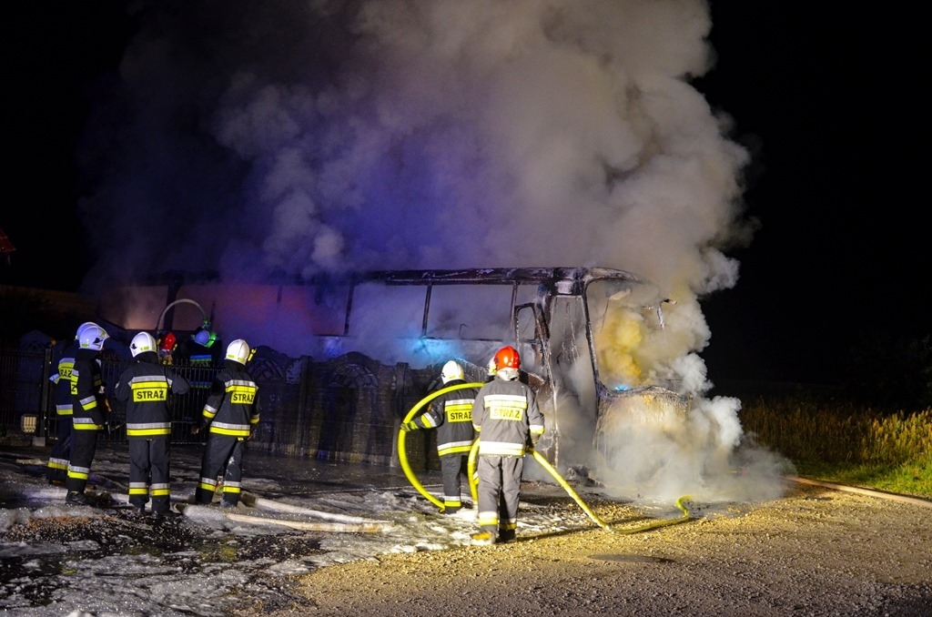 Jarocin. Autobus był cały w ogniu. Spłonął doszczętnie [ZDJĘCIA]  - Zdjęcie główne