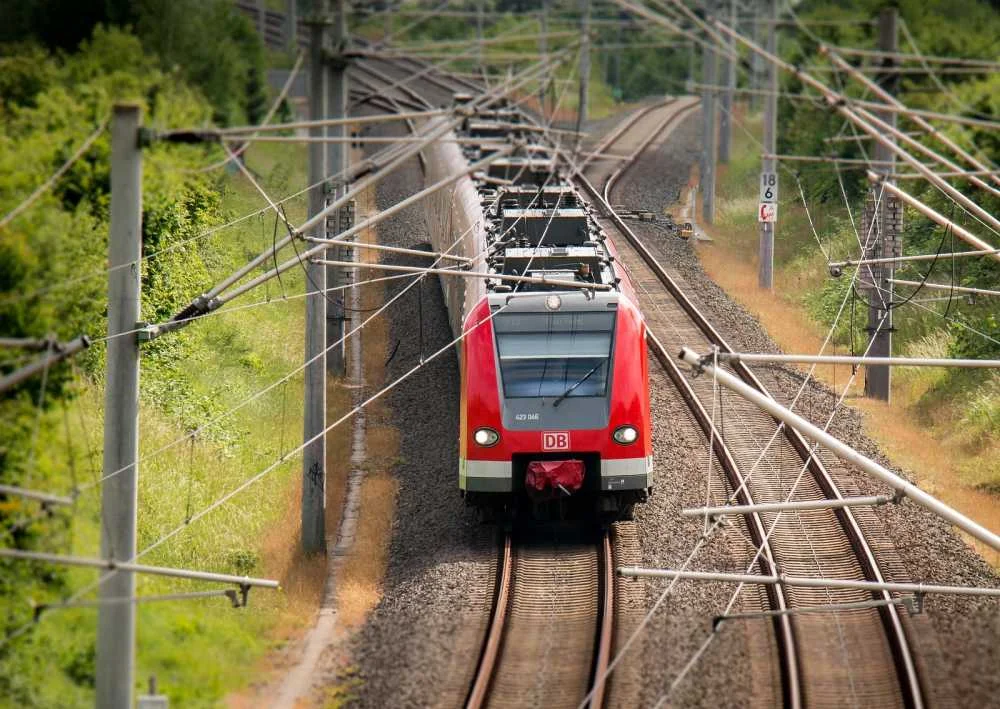 Utrudnienia na trasie do Poznania. Człowiek potrącony przez pociąg - Zdjęcie główne