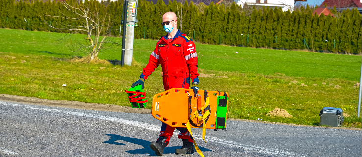  Zderzenie motocyklisty z autem osobowym na drodze Jarocin – Żerków. Przyleciał LPR