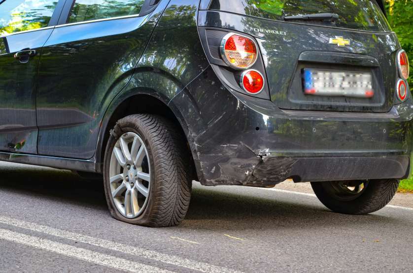 Jarocin. Motocyklista zderzył się z dwoma autami. Trafił do szpitala