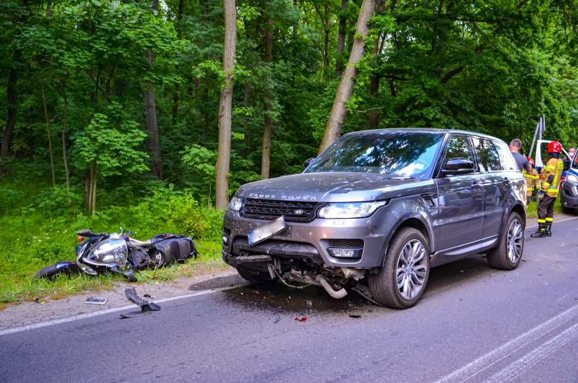 Jarocin. Motocyklista zderzył się z dwoma autami. Trafił do szpitala