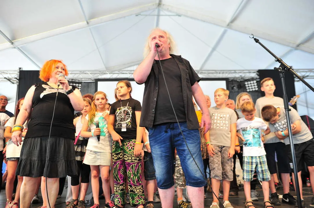 Roman Kostrzewski na Jarocin Festiwal 2015. Na scenie z Dziećmi Jarocina 