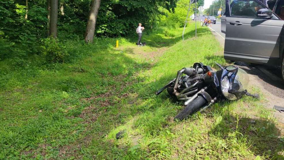 Jarocin. Motocyklista zderzył się z dwoma autami. Trafił do szpitala