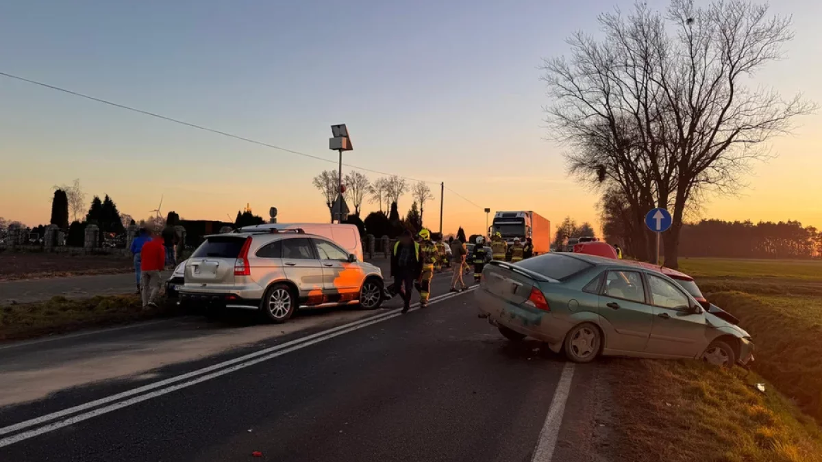 Karambol na drodze Jarocin - Koźmin Wlkp. Są wstępne ustalenia policji w sprawie przyczyn zderzenia pięciu aut - Zdjęcie główne