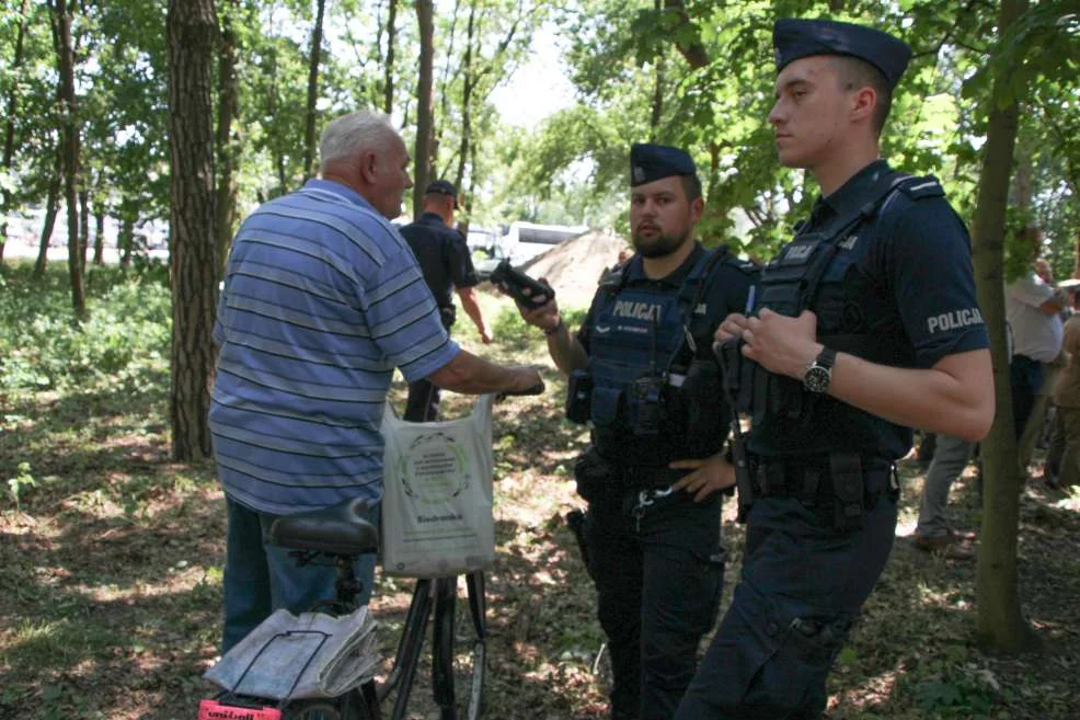 Pomnik prof. Jana Szyszko odsłonięty przy gwizdach i asyście policjiOdsłonili pomnik