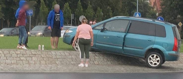 Mazda zatrzymała się na wyspie ronda w środku Jarocina. Policja szuka kierowcy   - Zdjęcie główne