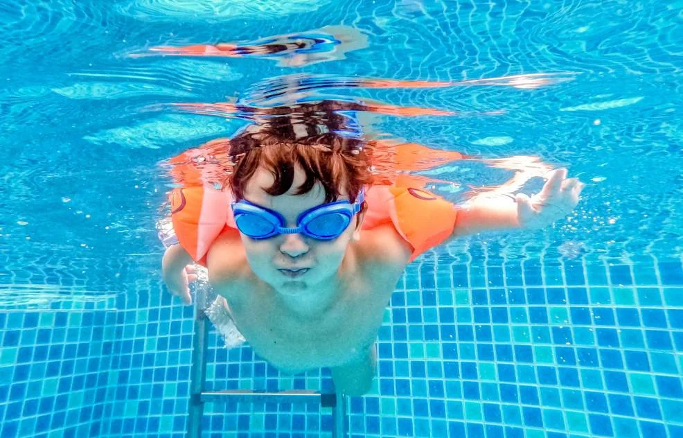 Ponad 500 uczniów będzie uczyć się pływać w ramach Jarocińskiej Akademii Zdrowia - Zdjęcie główne