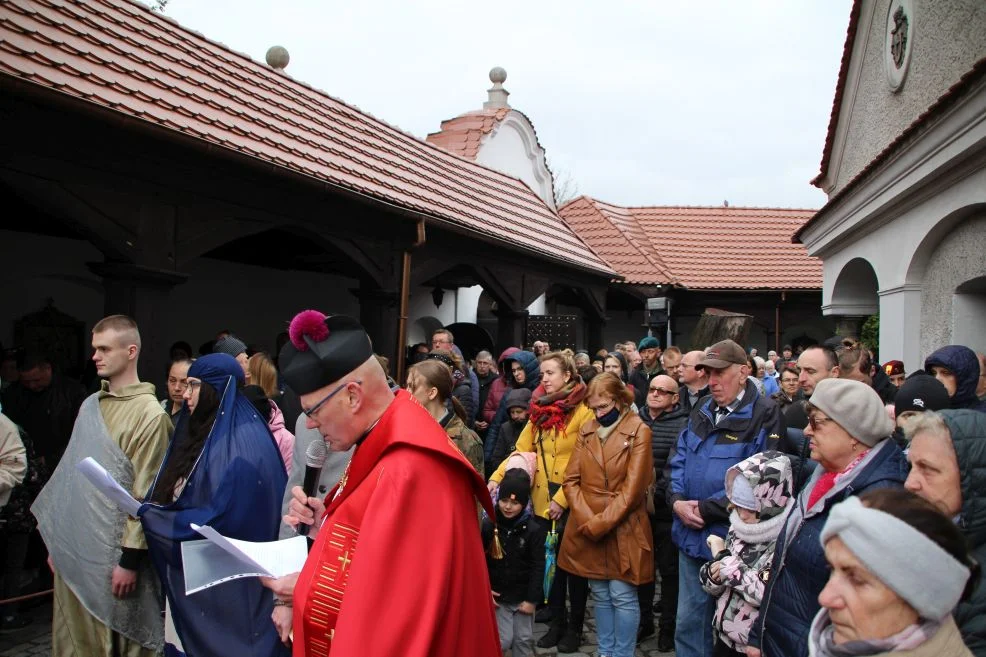 Jarocin. Męka Pana Jezusa na rozkopanym rynku, wśród samochodów [ZDJĘCIA]