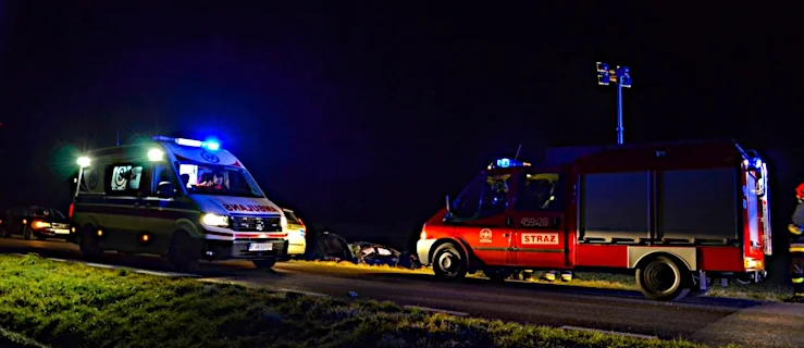 Mazda uderzyła w drzewo w Jaraczewie. Policja ustala, kto kierował pojazdem - Zdjęcie główne