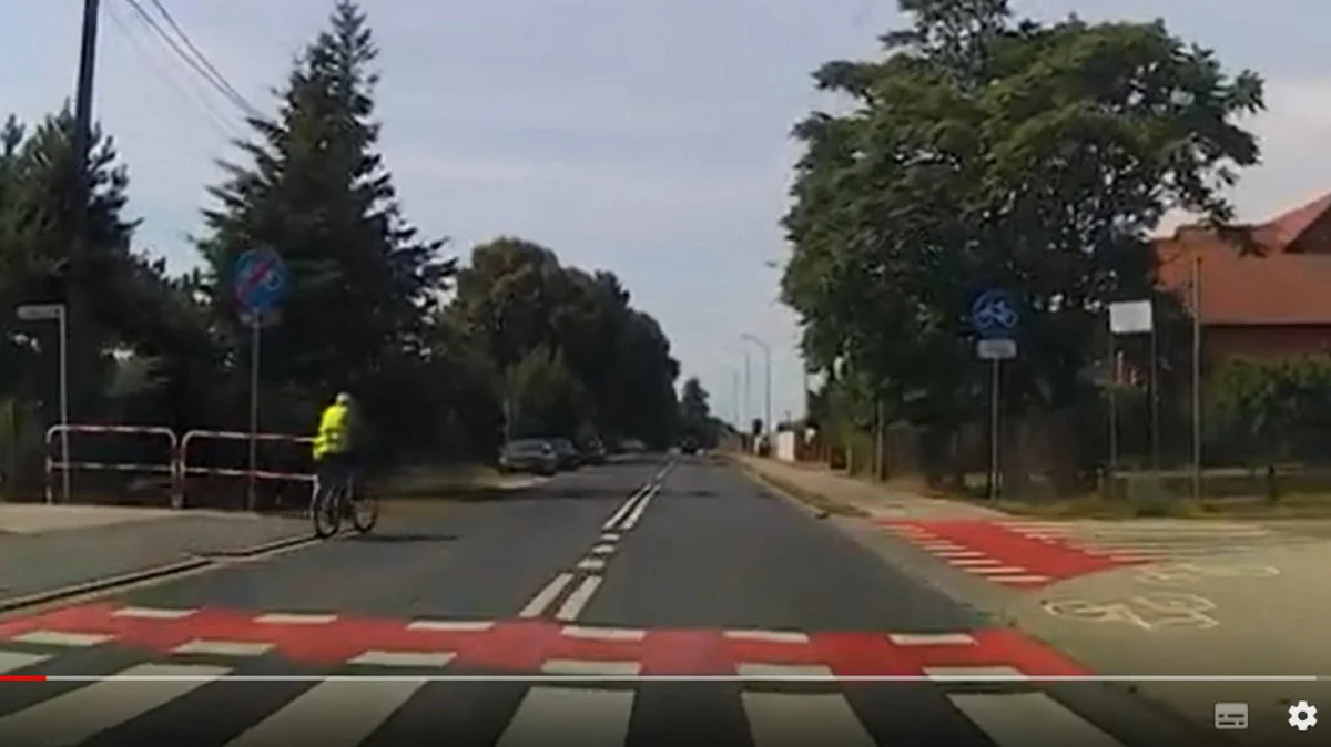 Rowerzysta jechał „pod prąd” drogą Jarocin – Żerków. Obok była ścieżka rowerowa [WIDEO] - Zdjęcie główne