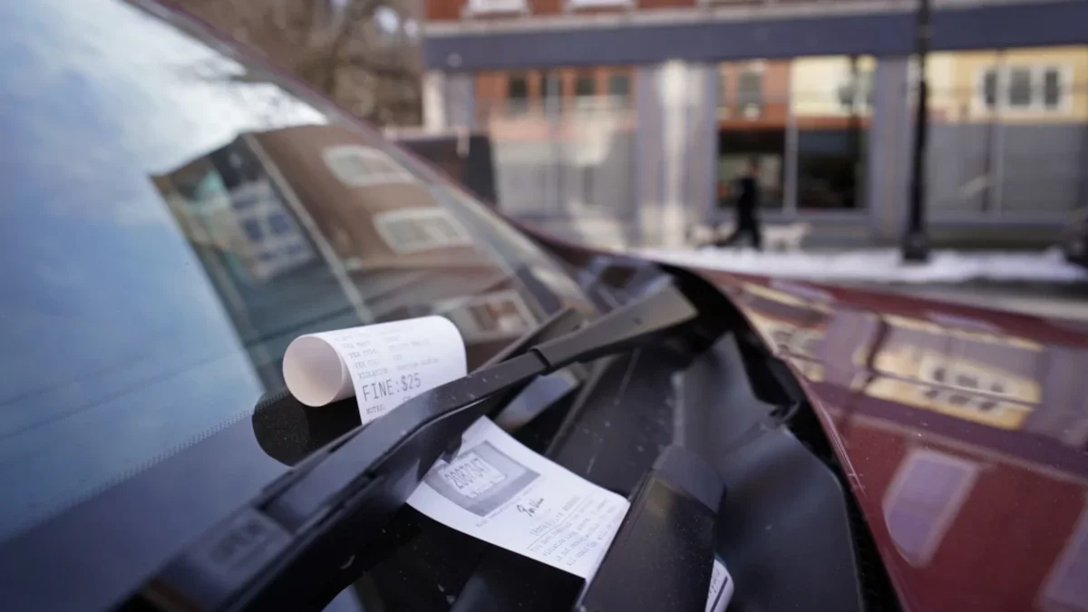 Znalazłeś mandat za wycieraczką - to może być oszustwo. Administracja skarbowa ostrzega
