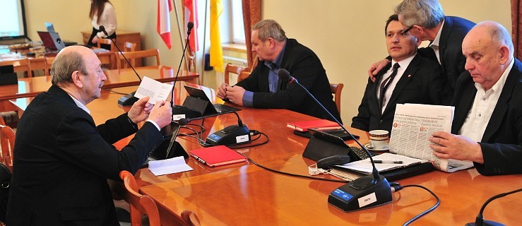 Radni o nauczycielskich pensjach i przemocy w rodzinach - Zdjęcie główne