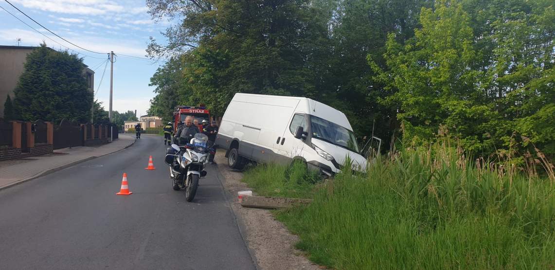 Iveco uderzyło w betonowe słupki okalające staw. Poważnie wyglądające zdarzenie drogowe w Górze [ZDJĘCIA]     - Zdjęcie główne