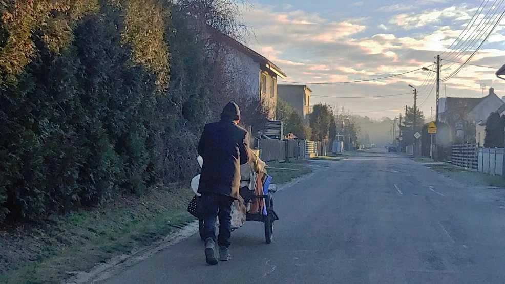 Człowiek życia. Reportaż o panu Władysławie z Jarocina. Utrzymuje się ze zbierania złomu