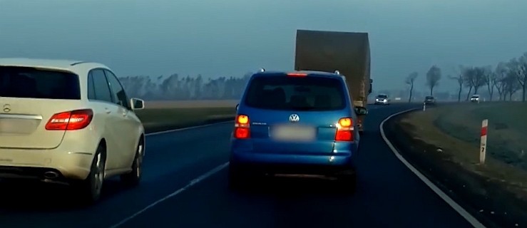 Mercedes wyprzedza na trzeciego przed zakrętem. Sekundy od tragedii [WIDEO] - Zdjęcie główne