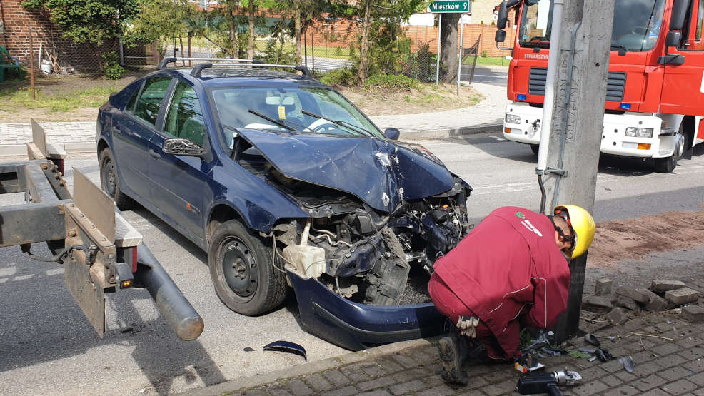 Renault laguna uderzył w słup energetyczny. Konieczna była interwencja pogotowia energetycznego i straży pożarnej [ZDJĘCIA] - Zdjęcie główne