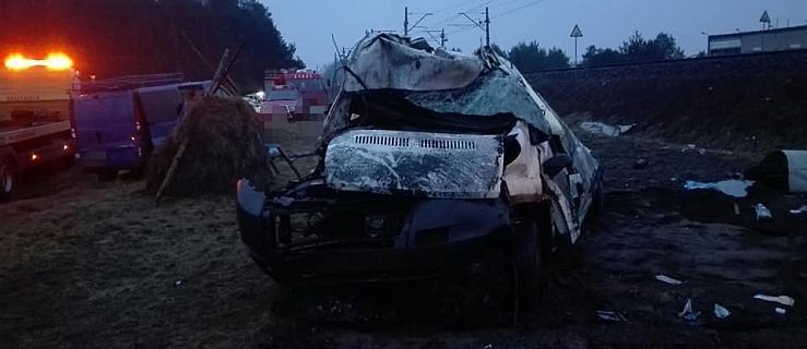 Auto dostawcze wjechało pod pociąg. Kierowca zginął. Pociągi wstrzymane  - Zdjęcie główne