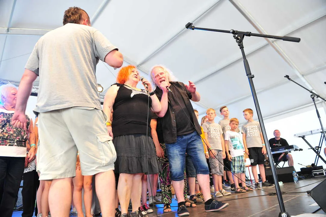 Roman Kostrzewski na Jarocin Festiwal 2015. Na scenie z Dziećmi Jarocina 