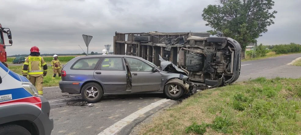 Zderzenie busa i auta osobowego na feralnym skrzyżowaniu DK 12 w Jaraczewie z drogą na Łukaszewo - Zdjęcie główne