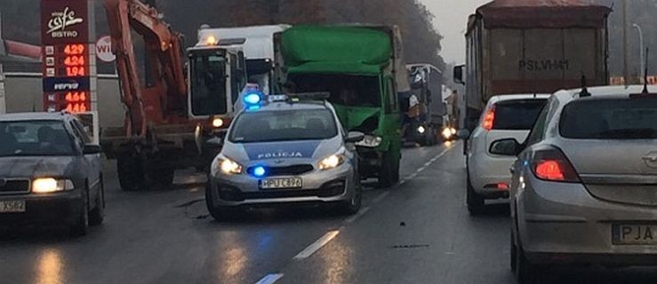 Zderzenie na Poznańskiej. Utrudnienia na DK 11 - Zdjęcie główne