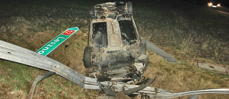 Zjechał z drogi, ściął znaki, auto wylądowało na dachu. Policja ustaliła przyczynę - Zdjęcie główne