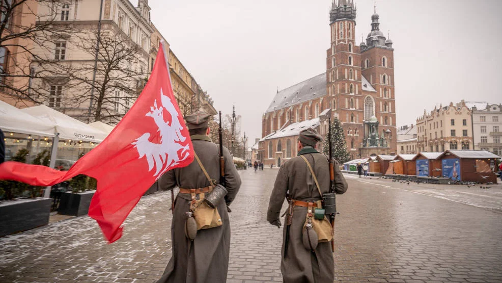 Chorągiew Powstania Wielkopolskiego zawisła na wieży Bazyliki Mariackiej w Krakowie