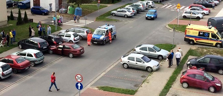  Zderzenie na osiedlu. Policja i pogotowie w akcji    - Zdjęcie główne