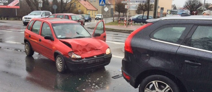 Utrudnienia w Jarocinie. Wjechała oplem w volvo - Zdjęcie główne