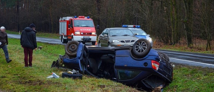 Wypadł z drogi na łuku i dachował - Zdjęcie główne