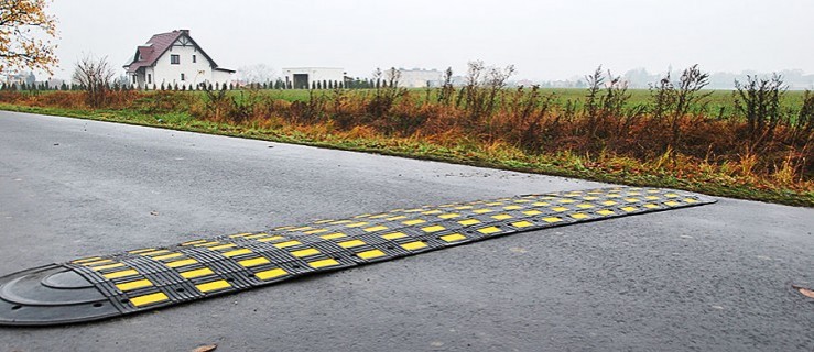 Zamontowali progi zwalniające obok domu wójta - Zdjęcie główne