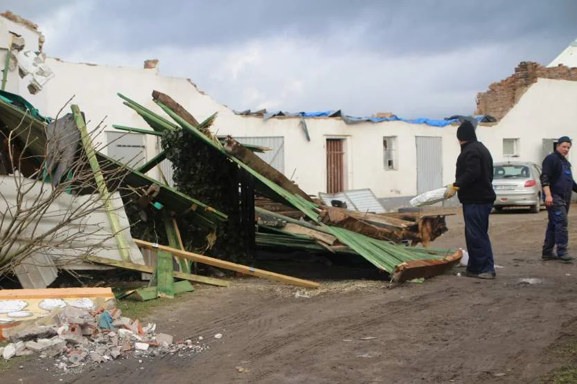 Wichura zerwała dach. Zbiórka dla rodziny z Lgowa na odbudowę domu [ZDJĘCIA]  - Zdjęcie główne