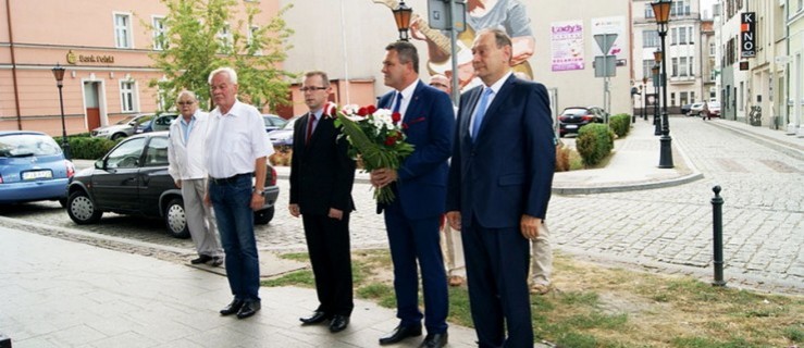 Władze złożyły kwiaty przy pomniku "Solidarności" - Zdjęcie główne