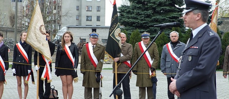 Obchody w jednostce. Apel, salwa i kwiaty  - Zdjęcie główne