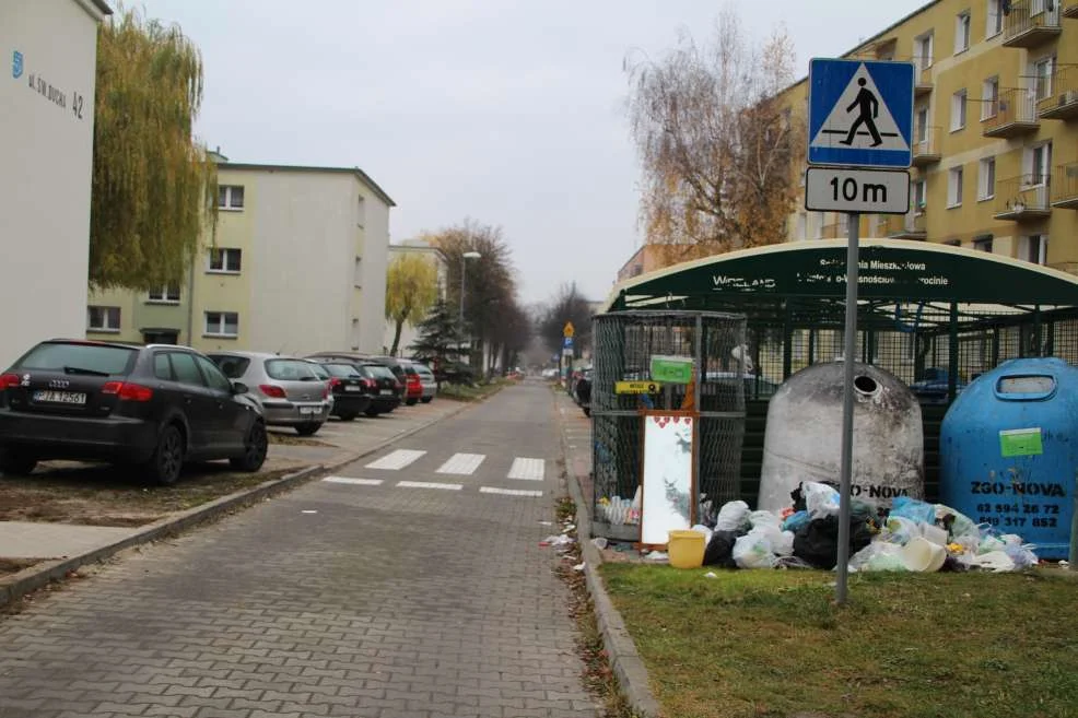 Wiata śmietnikowa za blisko jezdni, zasłania przejście dla pieszych