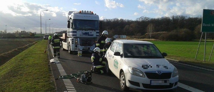 Zablokowany pas obwodnicy. Strażacy spychają auto z drogi  - Zdjęcie główne