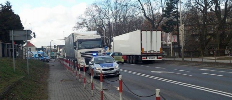 Uwaga kierowcy. Zepsuta ciężarówka blokuje krajówkę - Zdjęcie główne