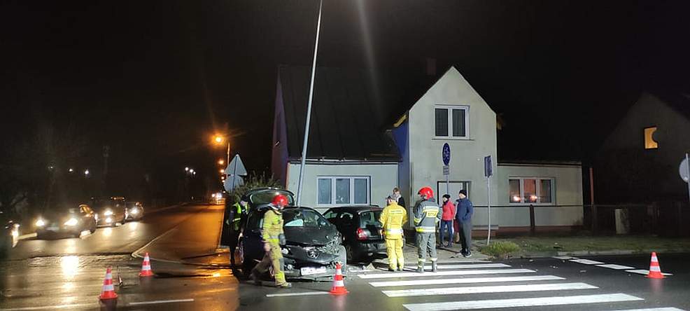 Zderzenie dwóch aut na skrzyżowaniu ulic Żerkowskiej i Maratońskiej - Zdjęcie główne