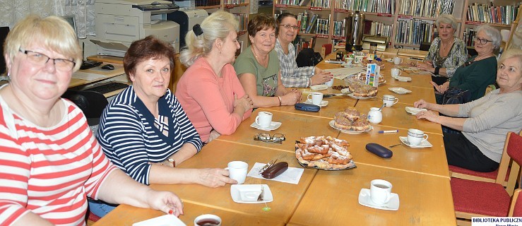 Pączki i faworki królowały w bibliotece. Panie dzielą się sprawdzonym przepisem - Zdjęcie główne