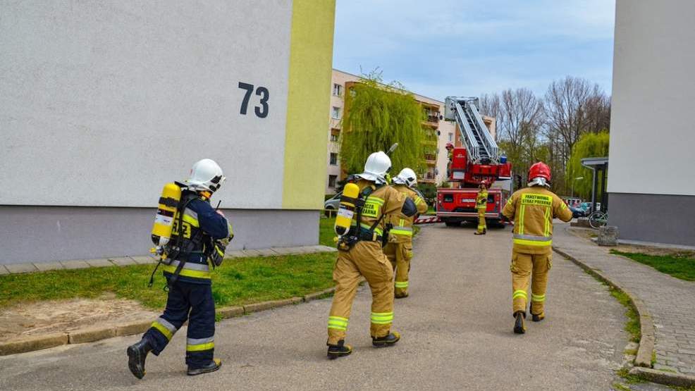  Pożar w bloku na czwartym piętrze. W akcji pięć zastępów straży pożarnej [ZDJĘCIA]  - Zdjęcie główne