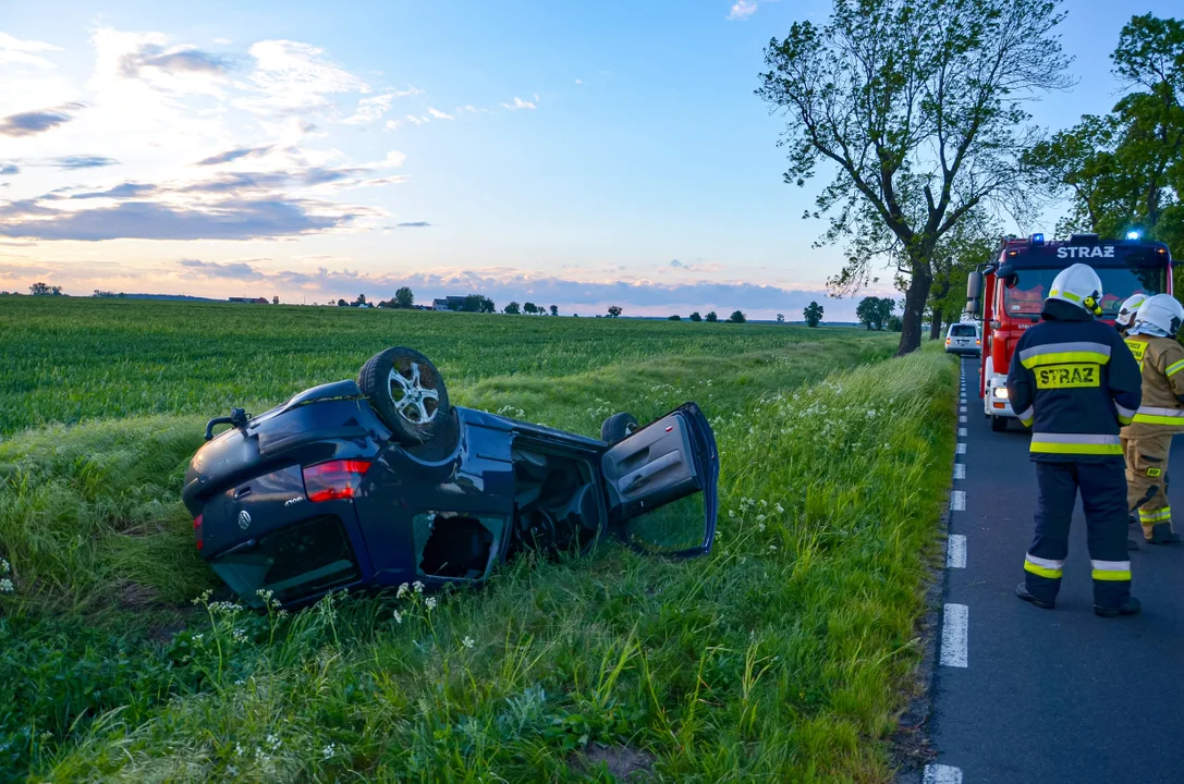 Auto dachowało w miejscowości Stęgosz - Zdjęcie główne