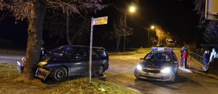  Wypadek. Na łuku uderzył czołowo w drzewo - Zdjęcie główne