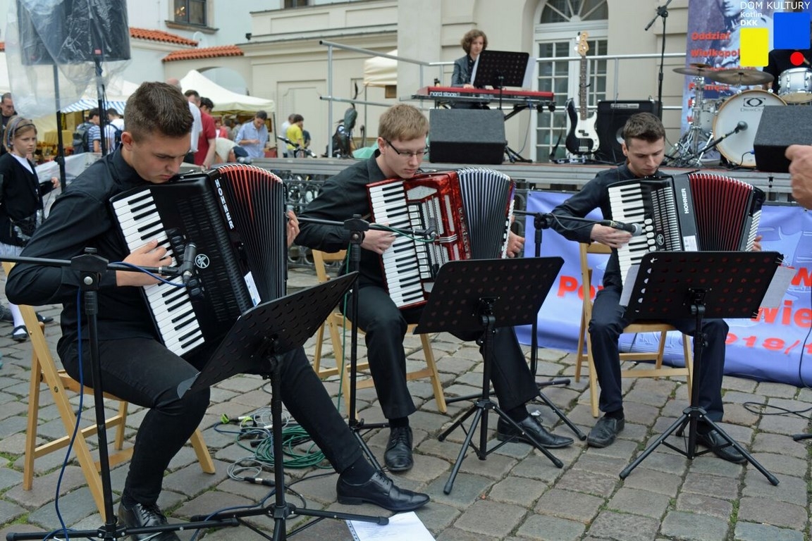 Koncert w wykonaniu asrtystów z Kotlina na rynku w Poznaniu - Zdjęcie główne