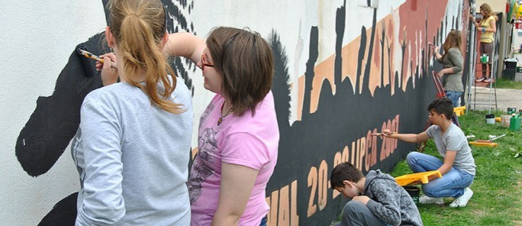 Uczniowie przyjechali odświeżyć stary mural - Zdjęcie główne