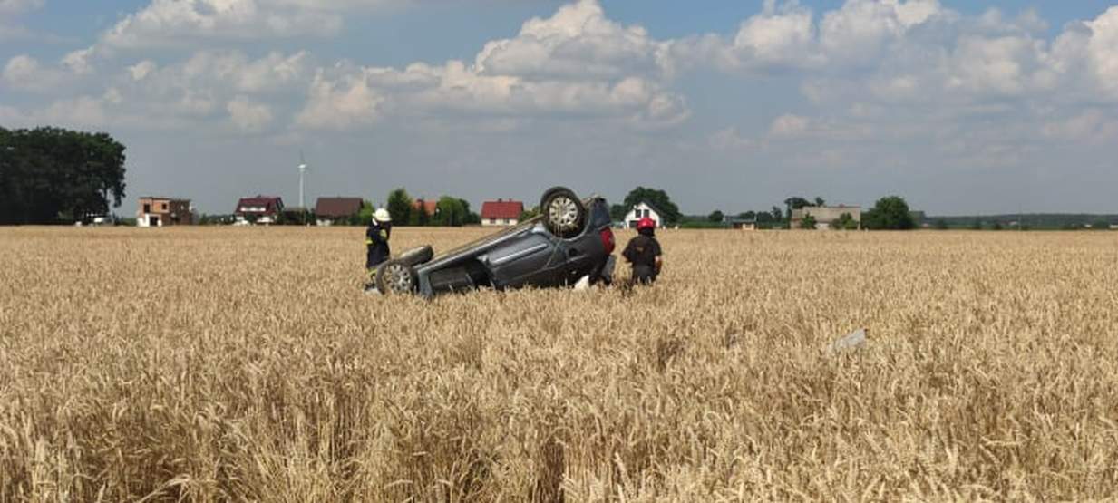 Auto osobowe dachowało w zbożu w Dąbrowie 