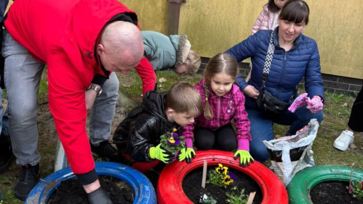 Wiosenna magia w Woli Książęcej: „Motylki” budują kwiatową gąsienicę