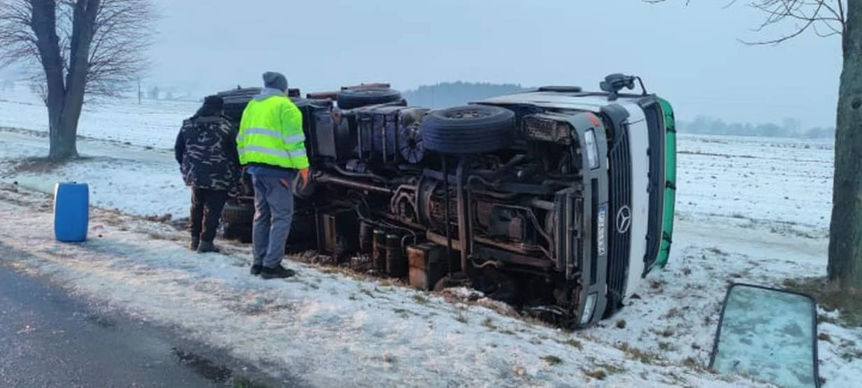 Trudne warunki na drogach w Jarocinie i okolicy. Auto na dachu  - Zdjęcie główne