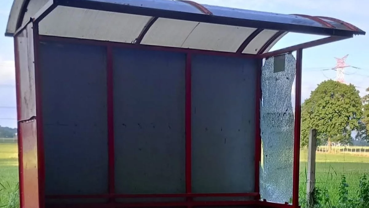 Ktoś uszkodził wiatę przystankową. To nie pierwszy taki przypadek. Jest istotny apel do mieszkańców