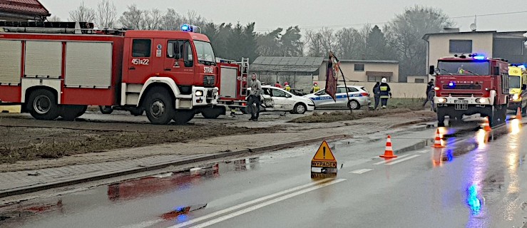 Wypadek podczas policyjnego pościgu. 17-letni kierowca BMW bez prawa jazdy - Zdjęcie główne