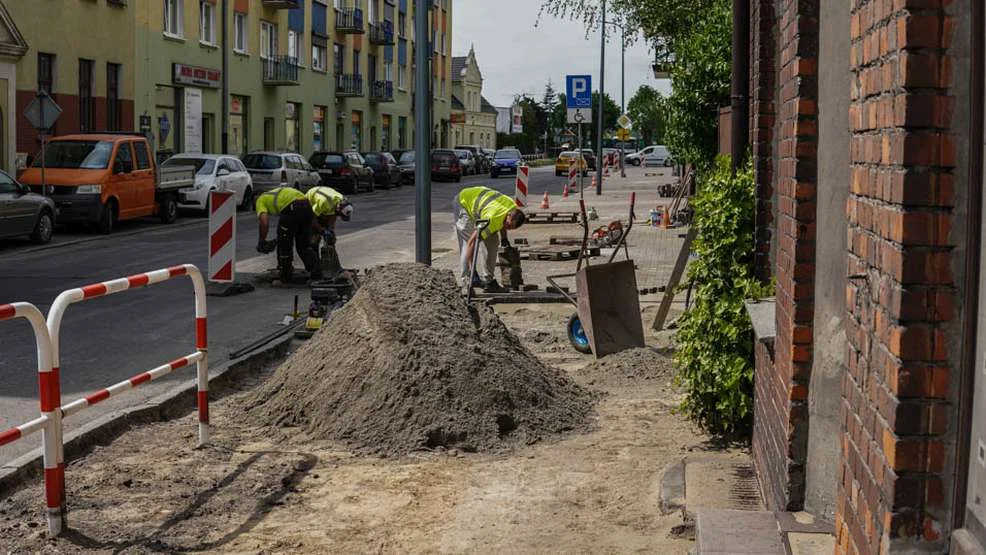 Drogowcy zabrali się za remont dziurawego chodnika w centrum Jarocina [ZDJĘCIA] - Zdjęcie główne